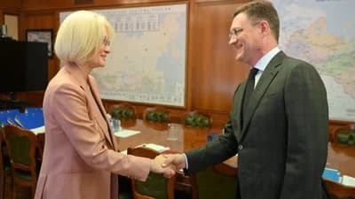 Alexander Novak, Deputy Prime Minister of Russia, shakes hands with Victoria Abramchenko.
