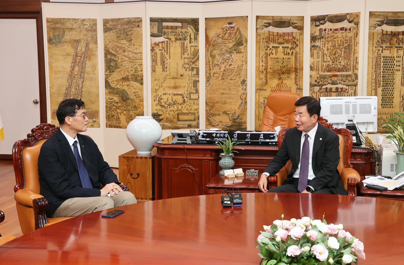 Bank of Korea Governor Rhee Chang-yong seated with National Assembly Speaker Kim Jin-pyo.