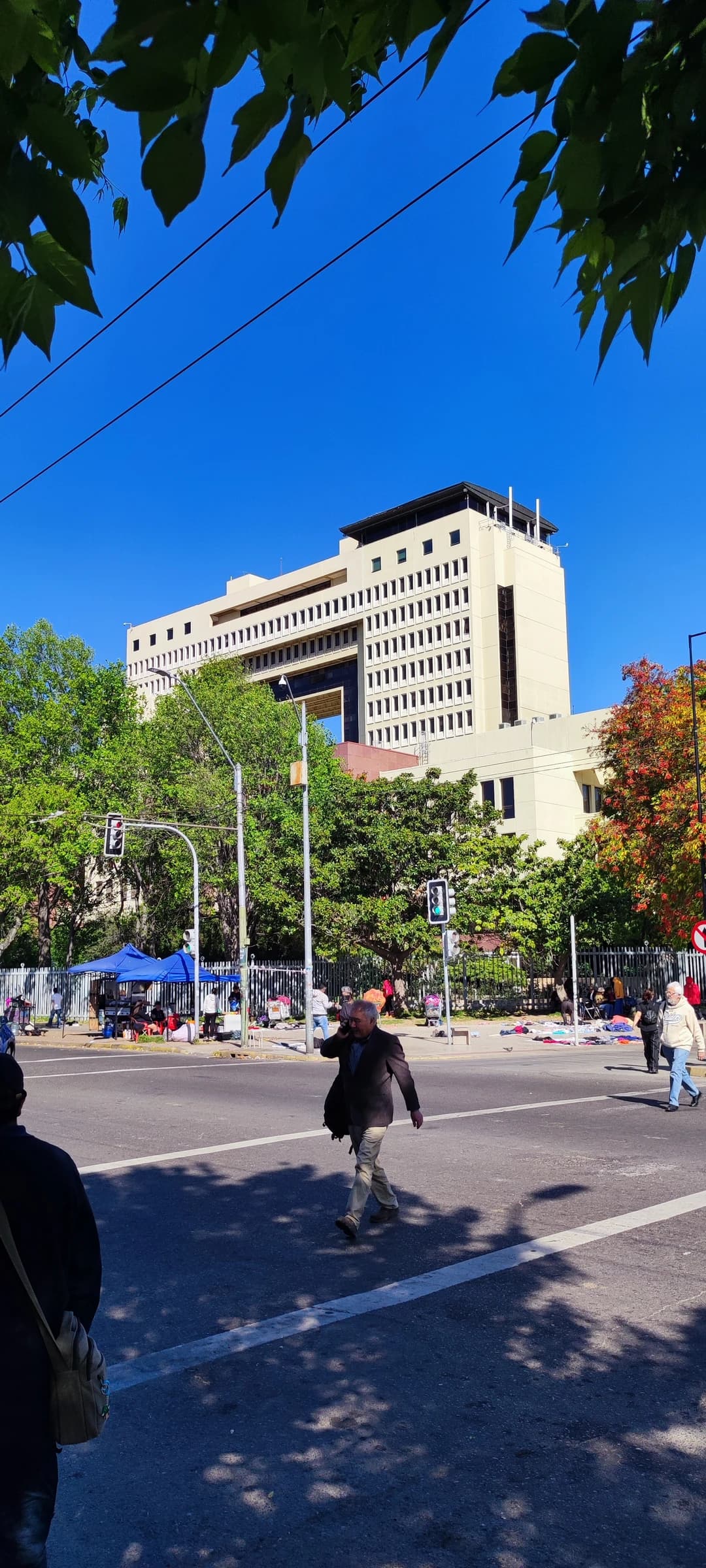 Exterior view of the National Congress of Chile building under a clear blue sky in October 2023.
