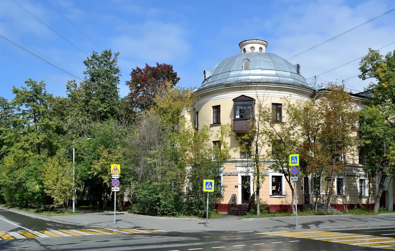 Apartment house by D. Chechulin and M. Kupovsky on Marshala Meretskova Street, Moscow.
