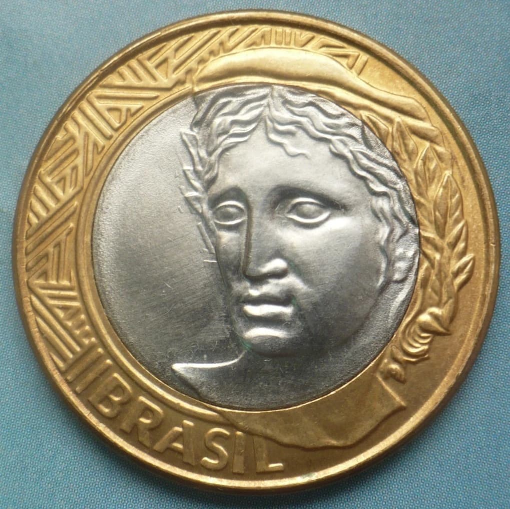 Close-up of the obverse side of a Brazilian one Real coin.