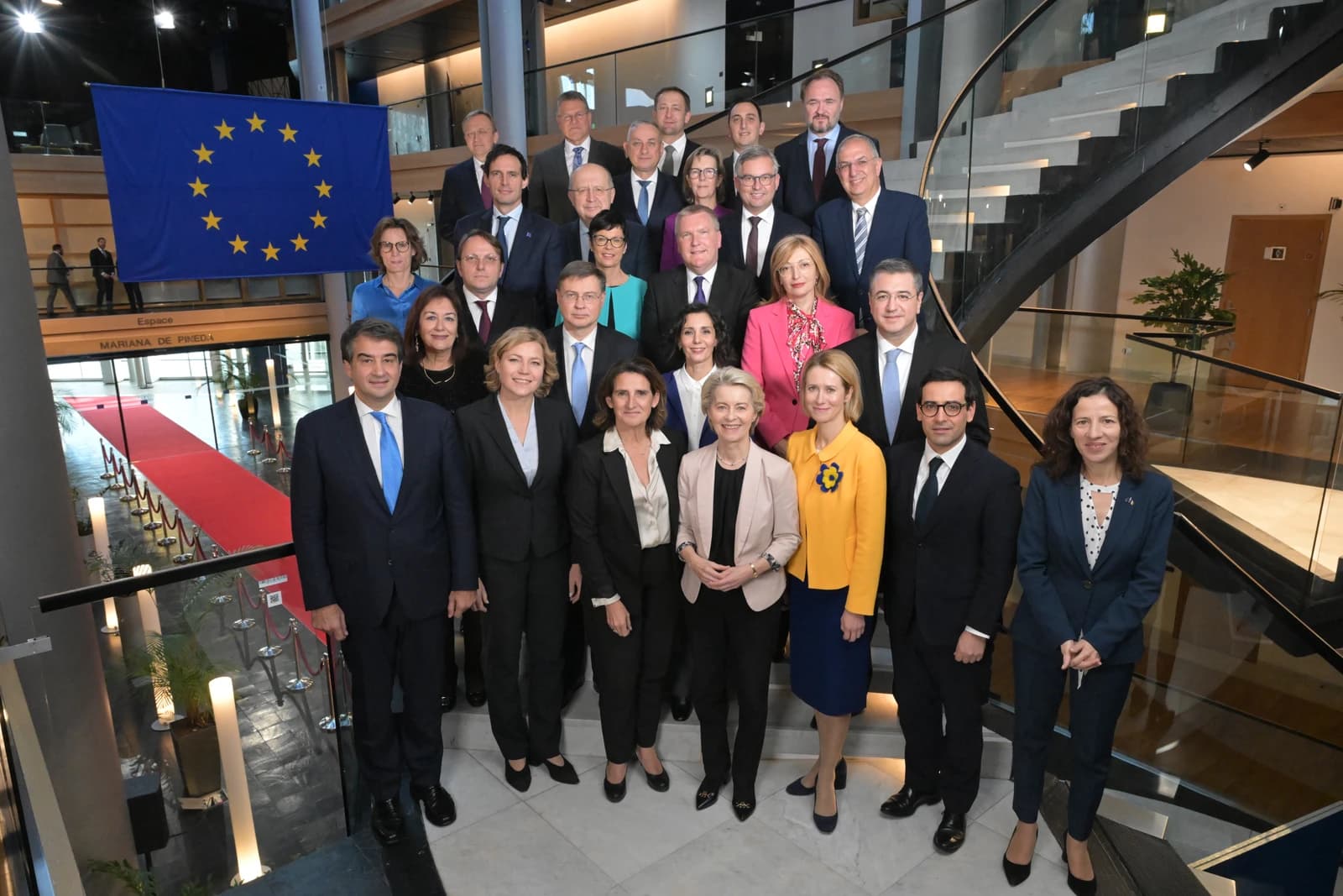 Ursula von der Leyen and other European Commission members in a group photo.
