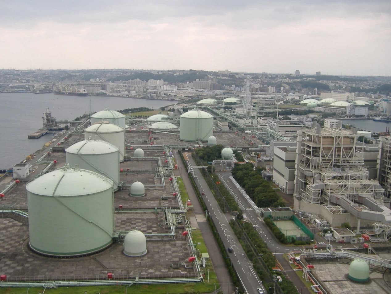 Aerial view of large LNG storage tanks at the Tokyo Gas Negishi Terminal.
