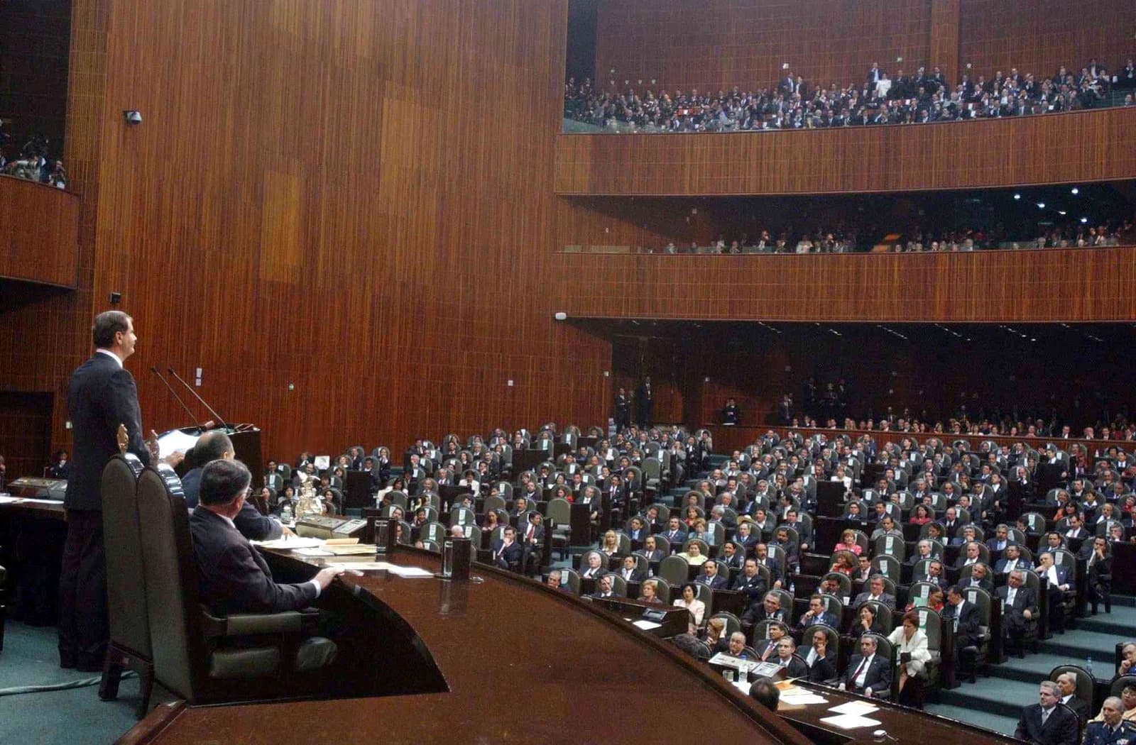 Vicente Fox, President of Mexico, speaking at a podium inside the Congress building.
