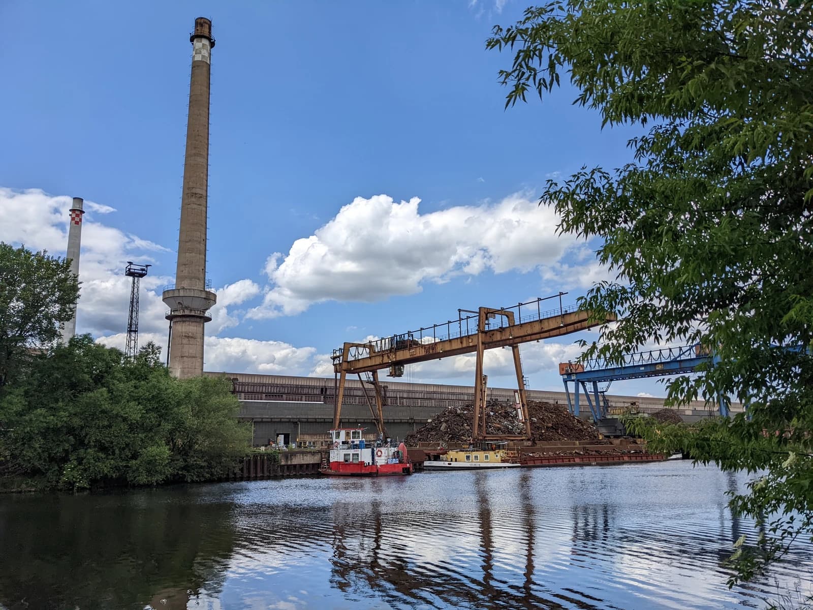 Exterior view of the Elektrostahlwerk Hennigsdorf steel mill.