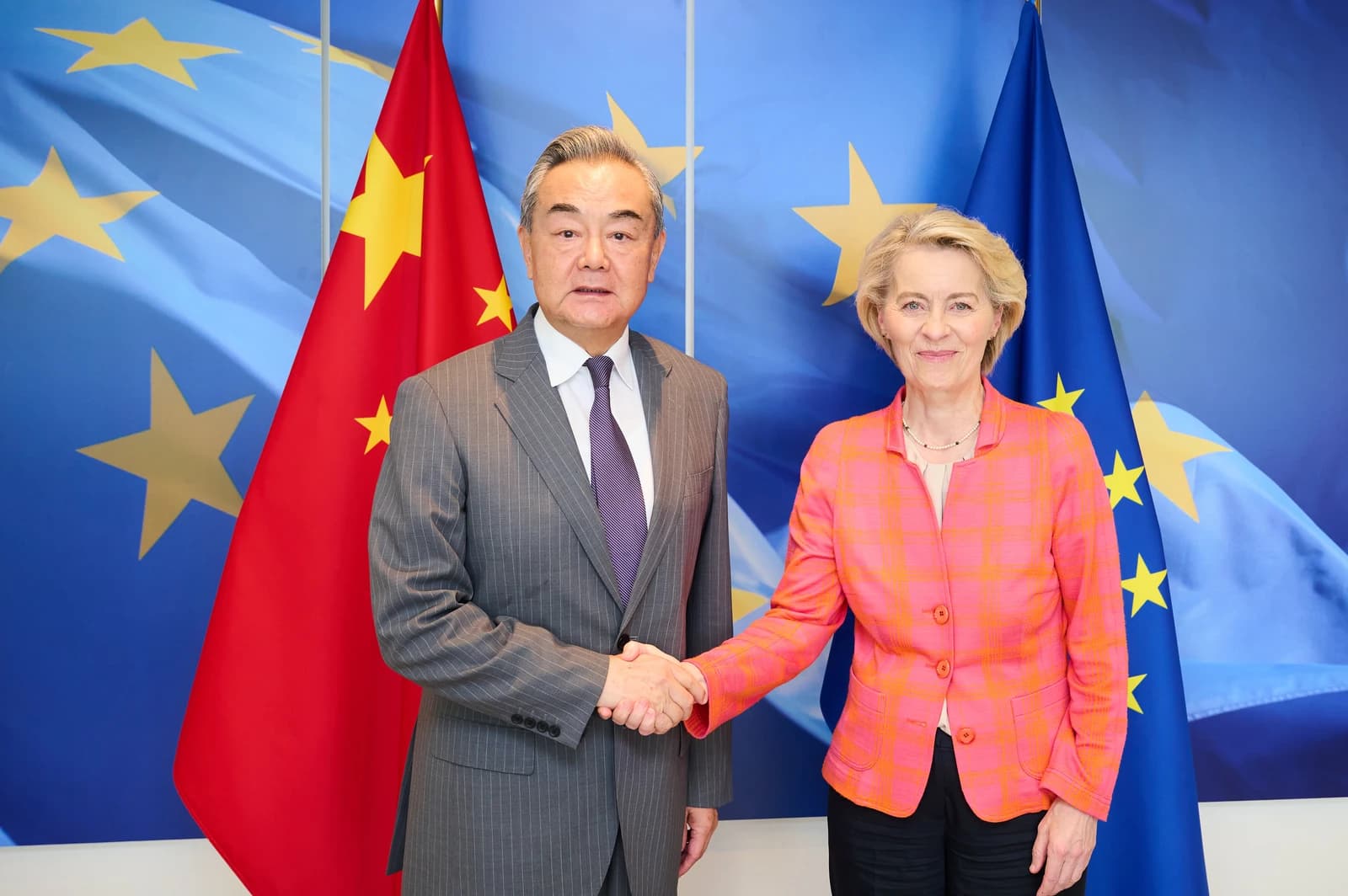Wang Yi, Minister of Foreign Affairs of China, shakes hands with Ursula von der Leyen.