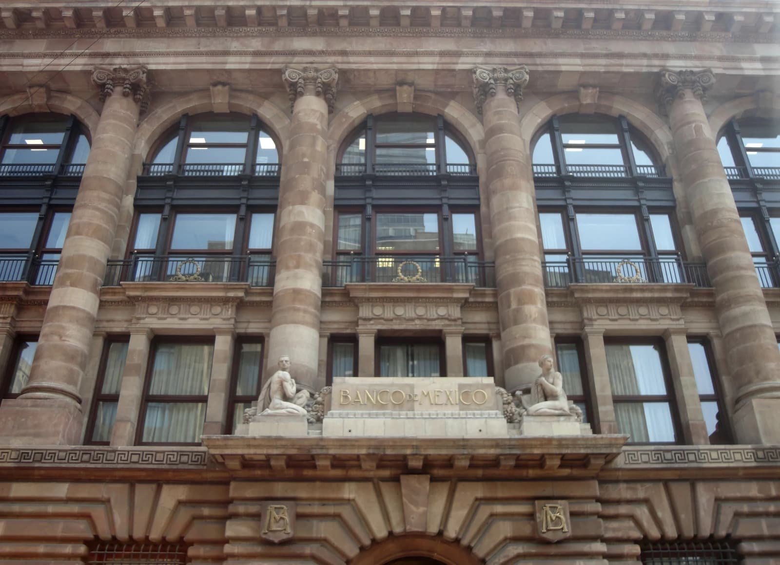 Facade of the Banco de México building with ornate columns and sculptures.