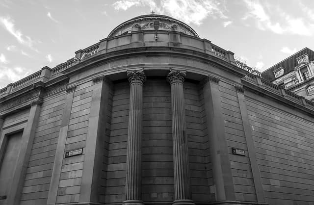 Rounded corner exterior of the Bank of England Museum, featuring classical columns and a domed roof.