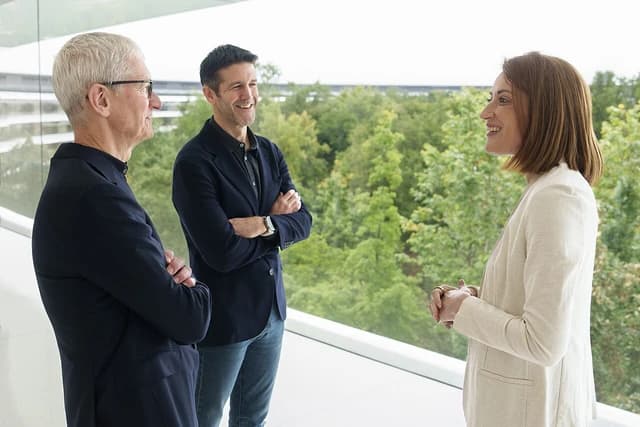 Tim Cook, Apple CEO, talking with John Ternus and Roberta Metsola.