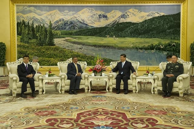 Leon Panetta, US Secretary of Defense, and Xi Jinping, Chinese Vice President, sit across from each other.