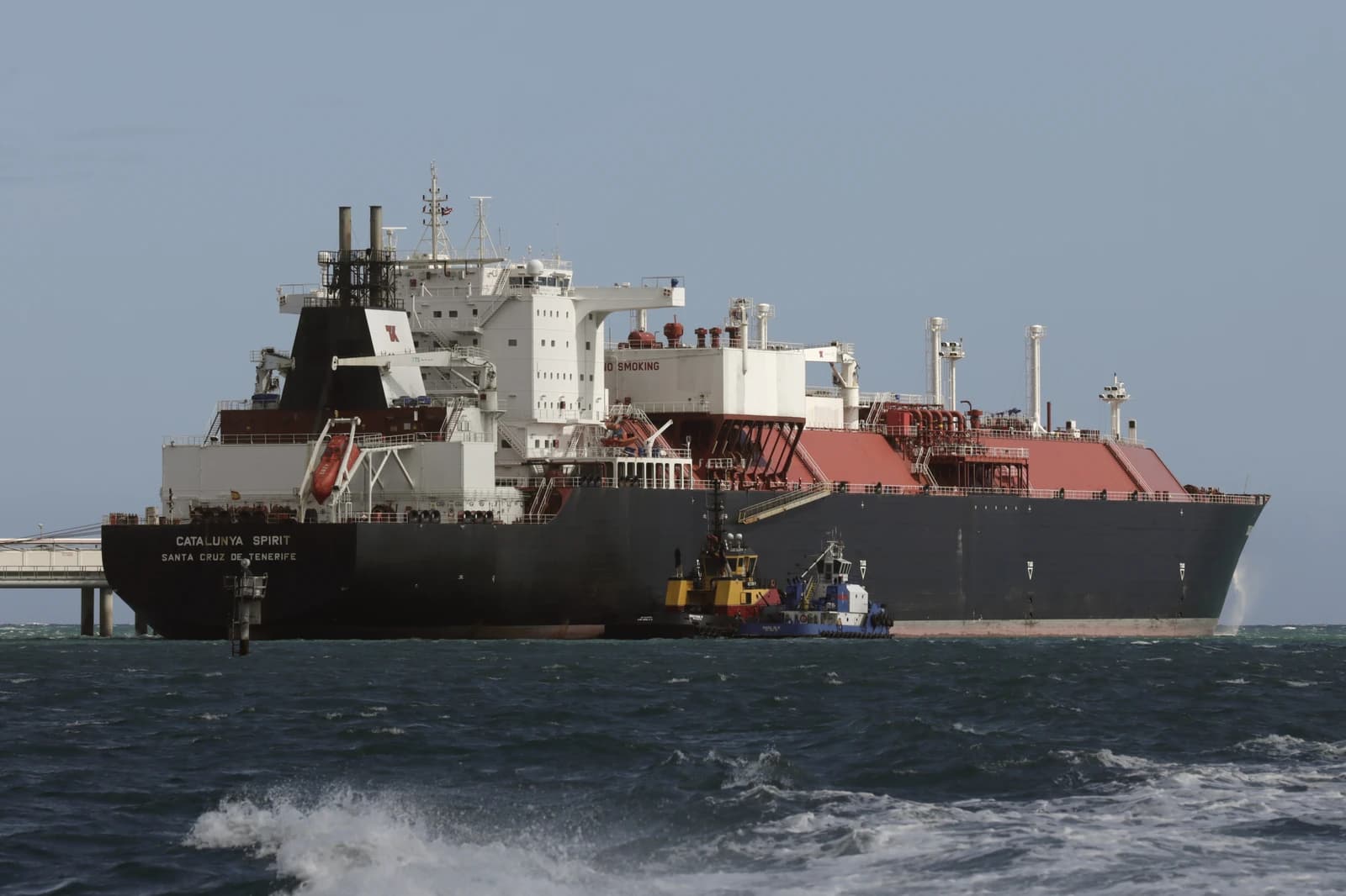 The LNG carrier Catalunya Spirit being assisted by a tugboat in Puerto Rico.