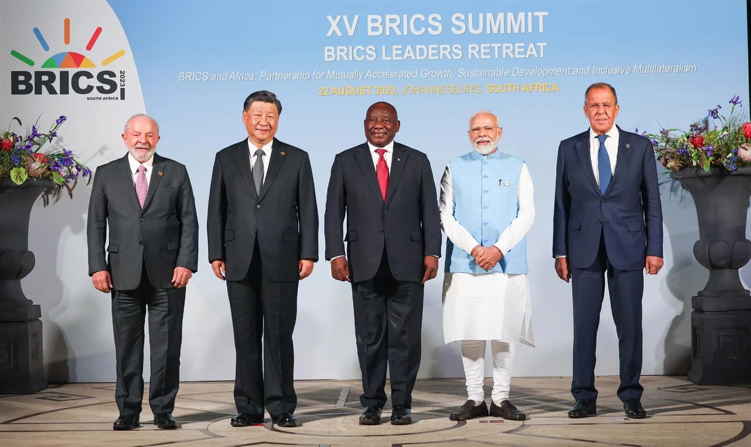 Lula da Silva, Xi Jinping, Cyril Ramaphosa, Narendra Modi, and Sergey Lavrov standing together.