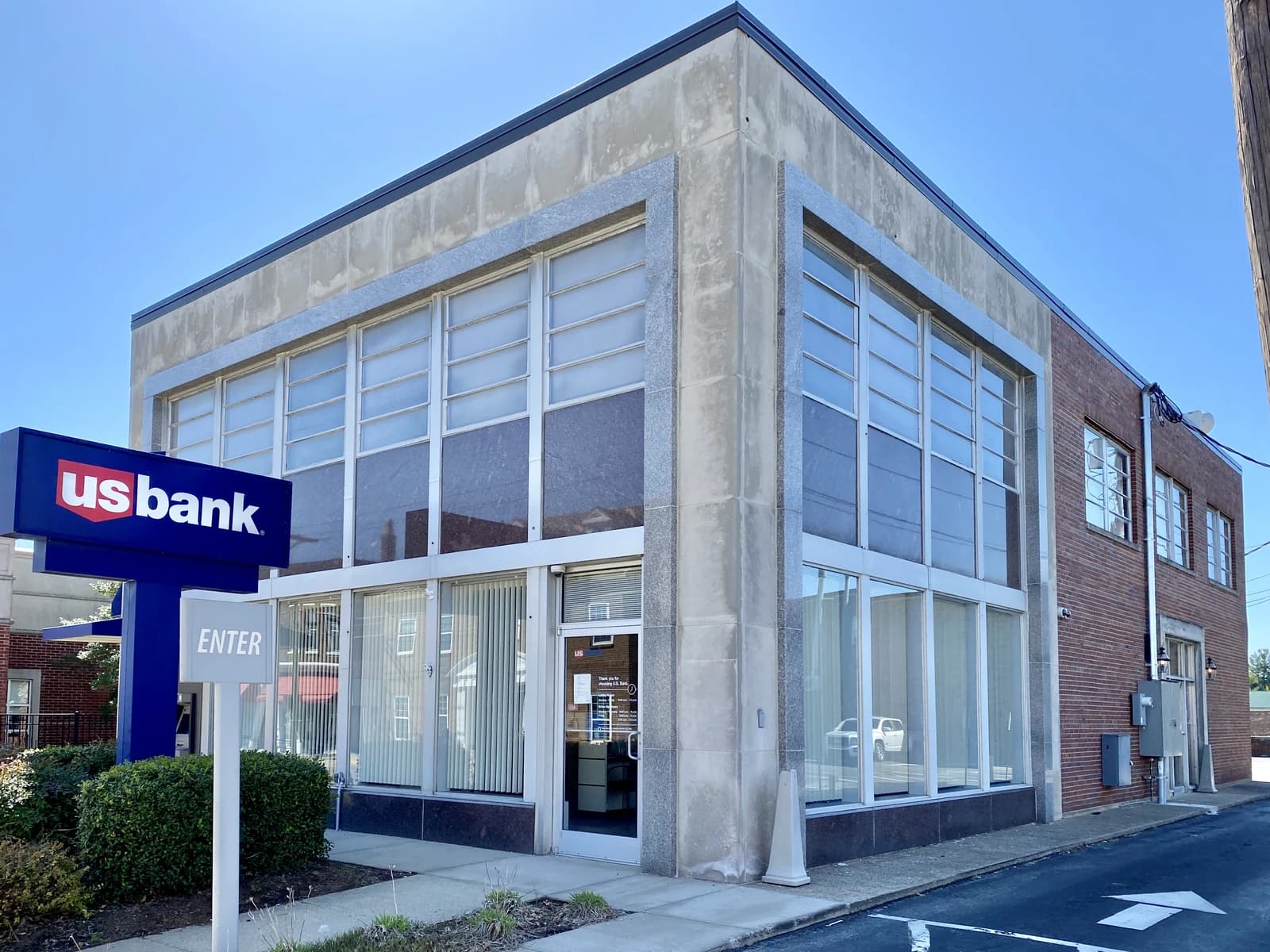 Exterior view of a US Bank building on a clear day.