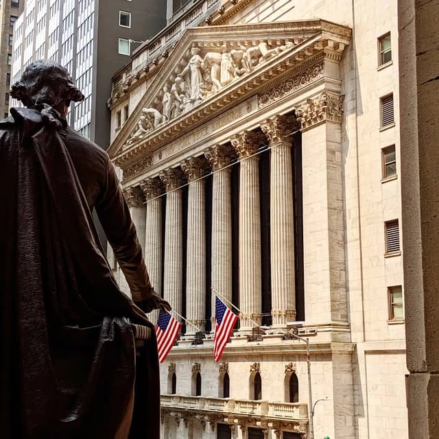 Statue of George Washington in front of the New York Stock Exchange building.