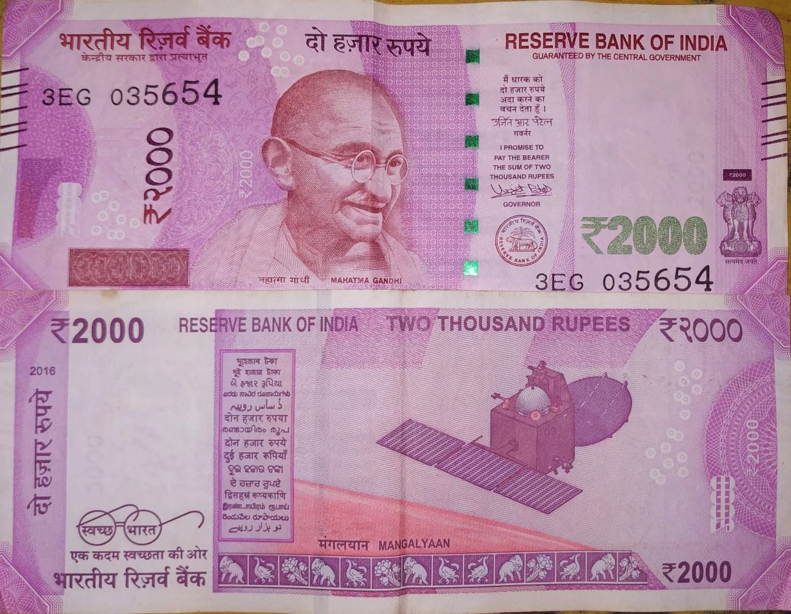Both sides of a two thousand Indian Rupee bank note.