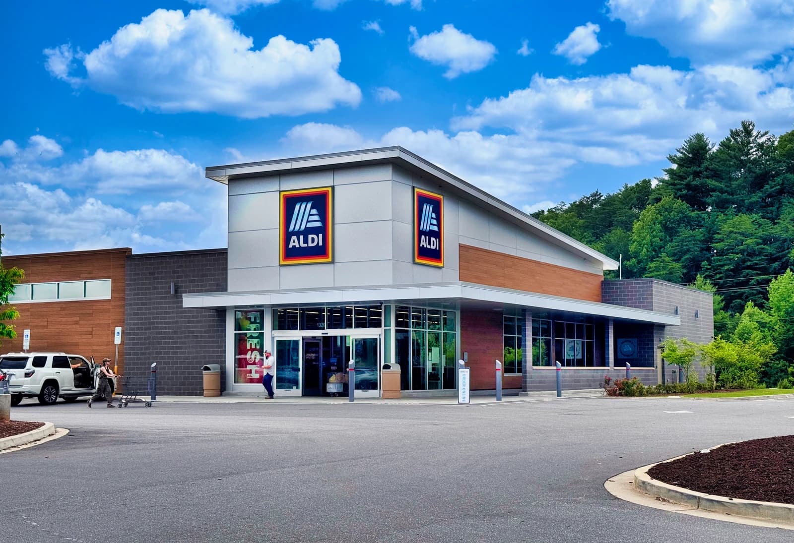 Exterior of an Aldi Süd supermarket with its distinctive logo on a sunny day.