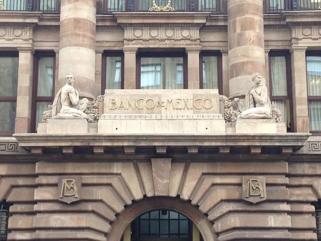 Close-up of the facade of the Banco de México building with statues.