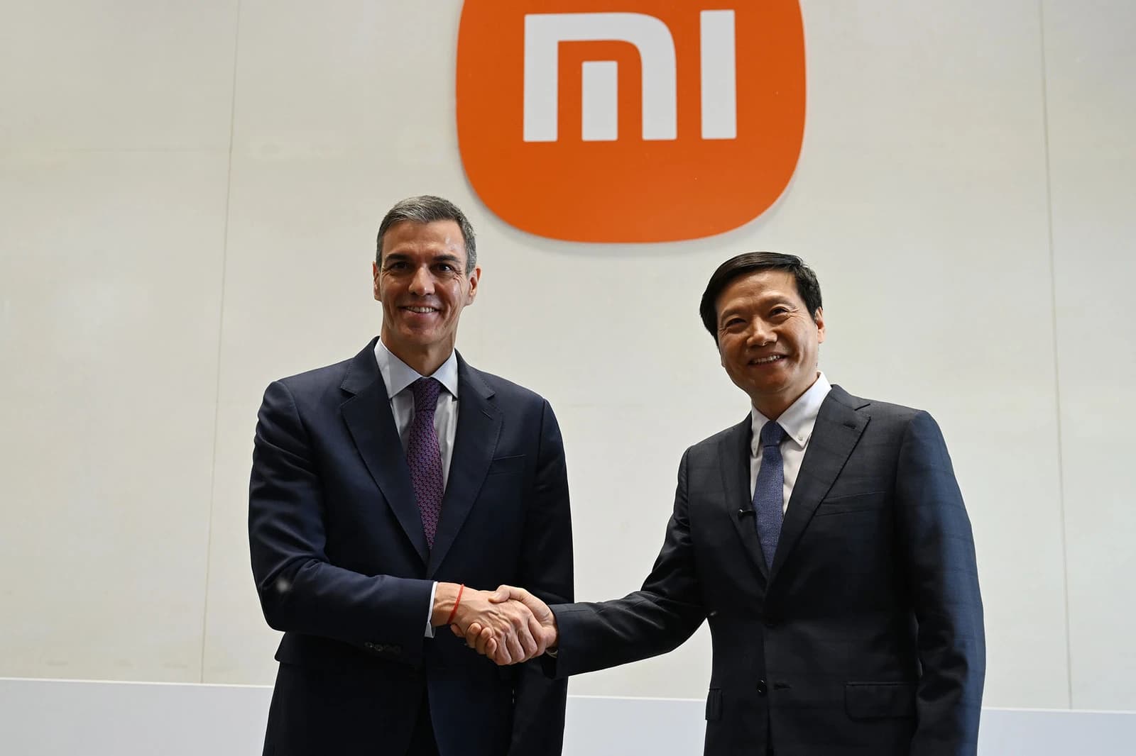 Pedro Sanchez, Prime Minister of Spain, shaking hands with Lei Jun, CEO of Xiaomi.