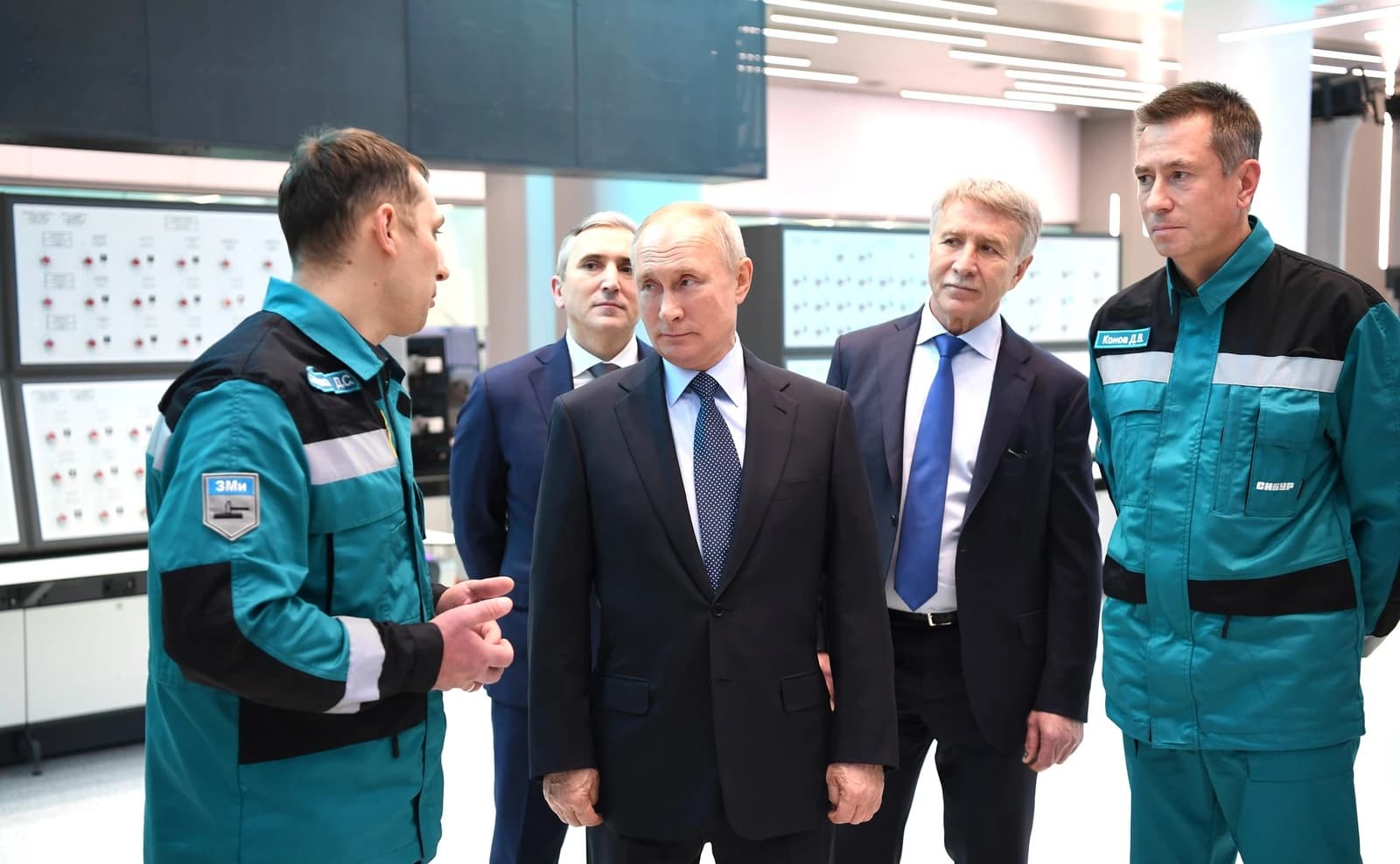 Vladimir Putin, Russian President, with Leonid Mikhelson and Dmitry Konov at an industrial site.