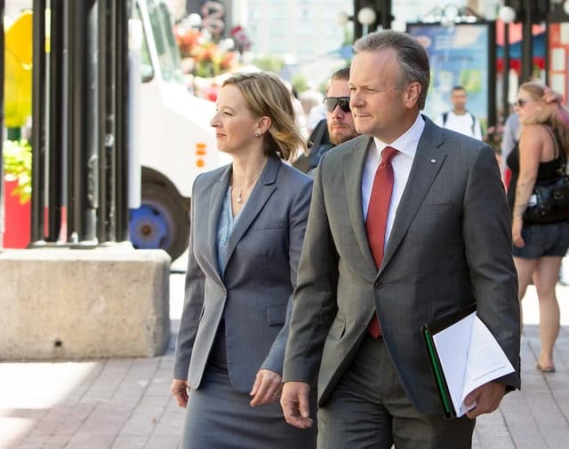 Governor Poloz and Senior Deputy Governor Wilkins walk to a press conference.