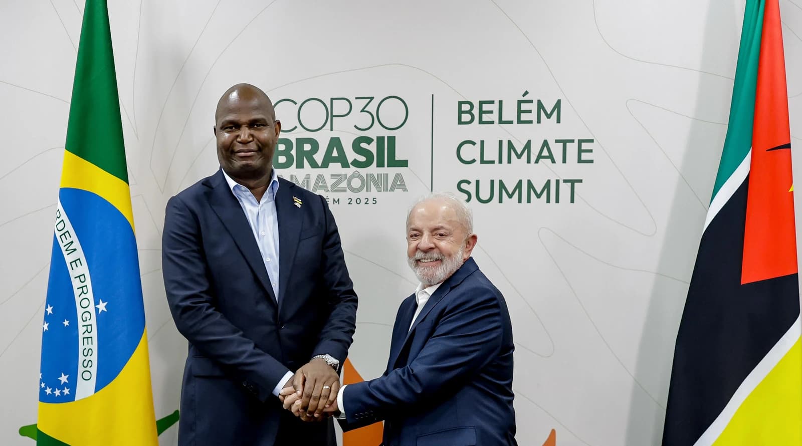 Daniel Chapo, President of Mozambique, shakes hands with another leader during a bilateral meeting.