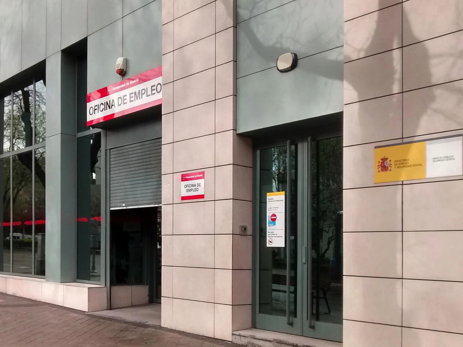 Exterior of an Oficina de Empleo in Madrid, showing the entrance and signage.