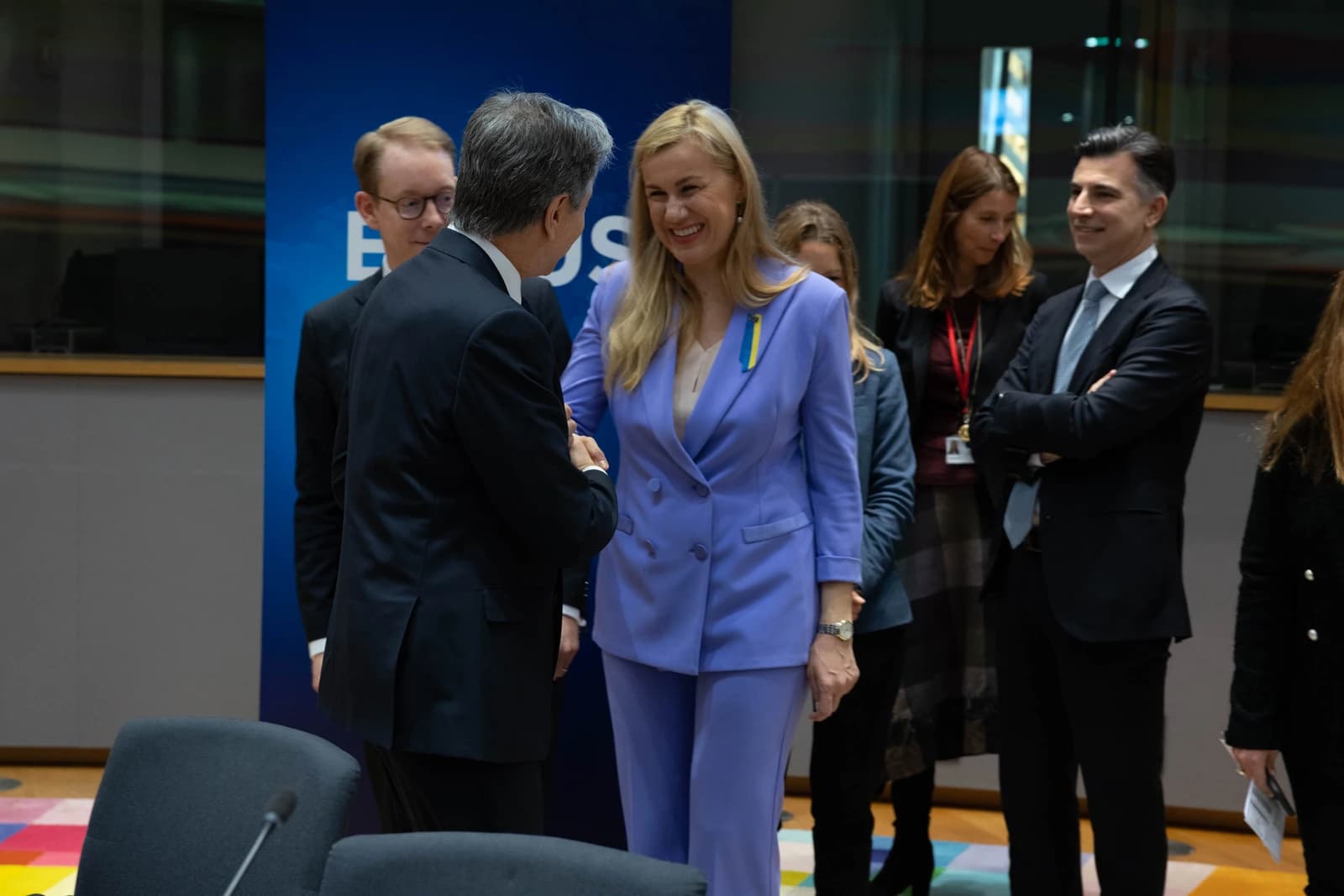 Secretary Blinken shakes hands with EU Energy Commissioner Kadri Simson at a meeting.