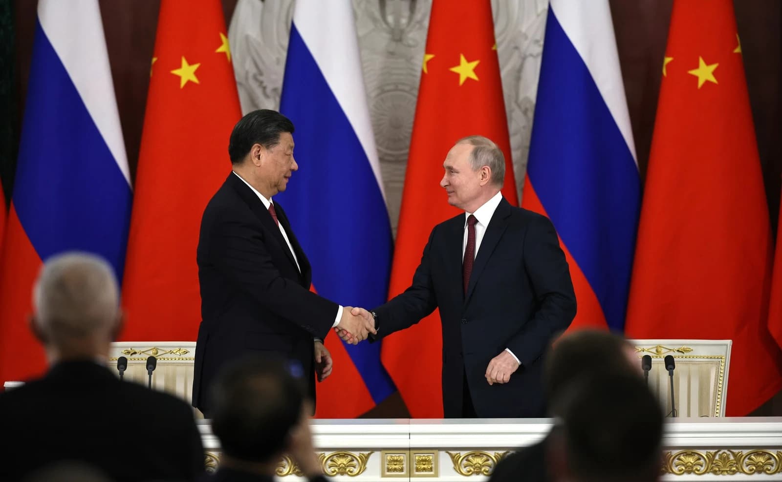 Russian President Vladimir Putin and Chinese President Xi Jinping shaking hands.
