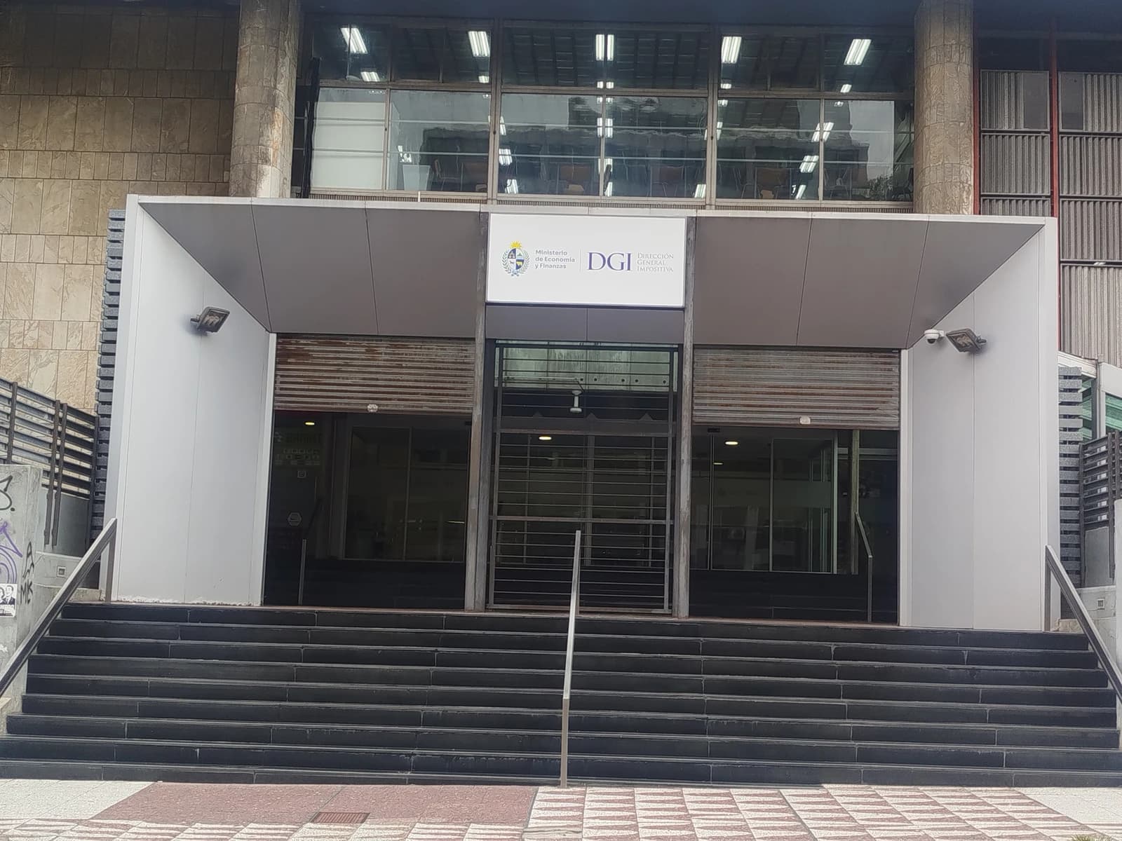 Entrance to the Dirección General Impositiva (DGI) building in Uruguay with stairs.
