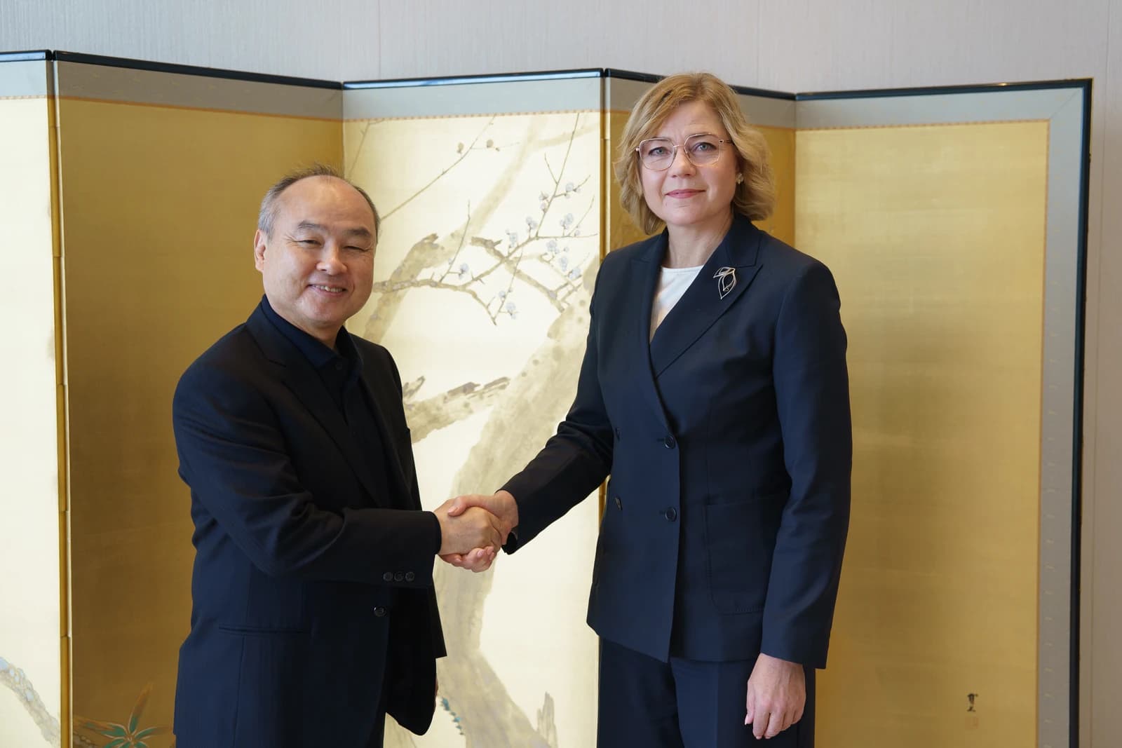 Masayoshi Son, SoftBank Group Chairman, shaking hands with Henna Virkkunen.