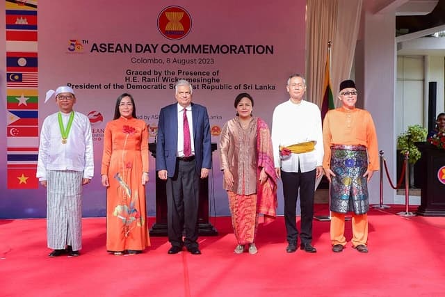 Ranil Wickremesinghe, President of Sri Lanka, standing with ASEAN representatives indoors.