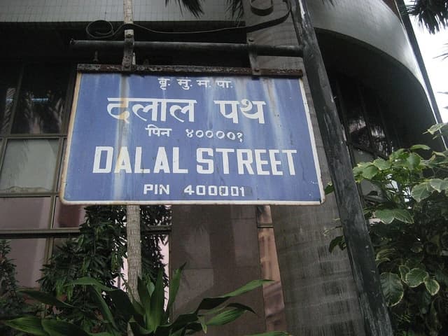 Blue street sign reads "DALAL STREET" in English and Hindi, with a PIN code.