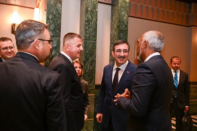 Vice President Cevdet Yılmaz standing and speaking with Mohamed Muizzu.