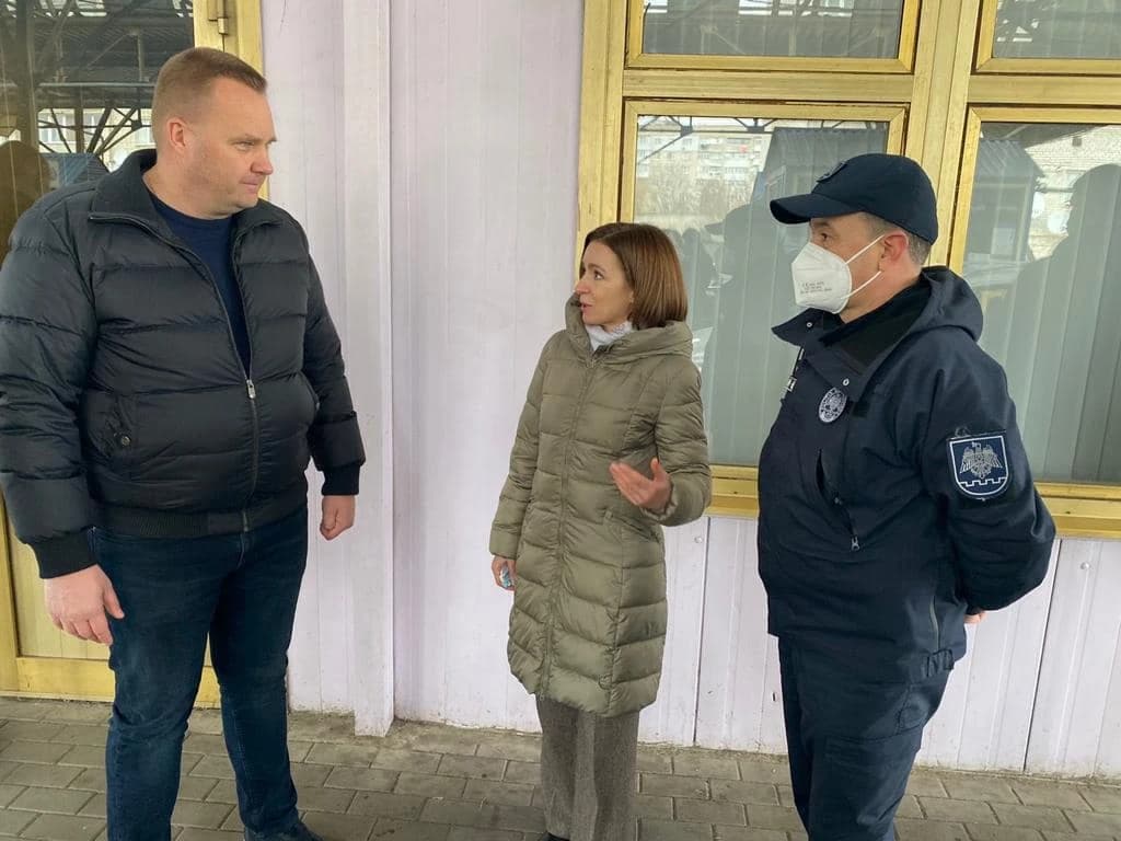 Moldovan President Maia Sandu speaks with border officials at the border with Ukraine.
