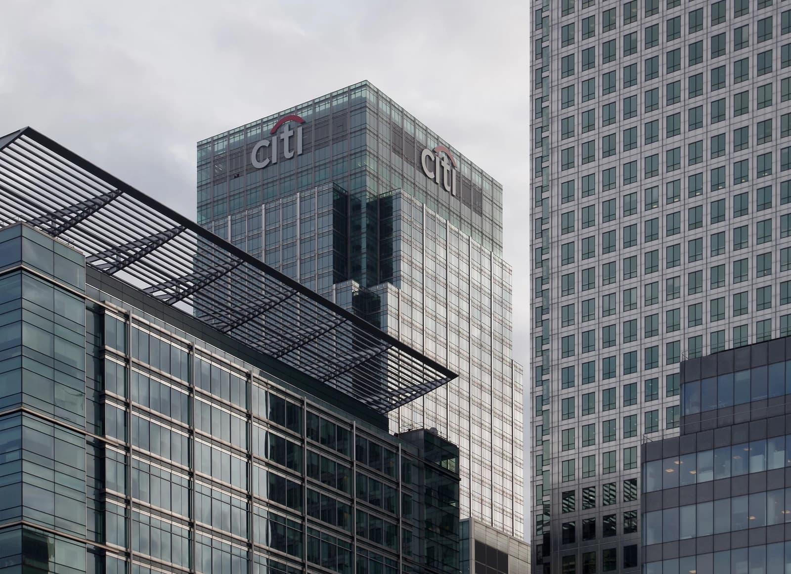 Exterior view of glass skyscrapers including the Citigroup Centre in Canary Wharf, London.