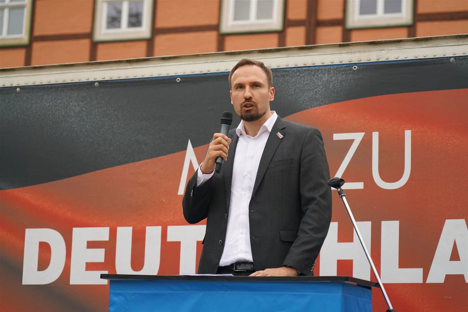 Arno Bausemer, politician, speaking into a microphone at an event.