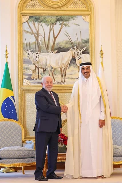 Tamim bin Hamad al-Thani, Emir of Qatar, shaking hands with Luiz Inácio Lula da Silva, President of Brazil.