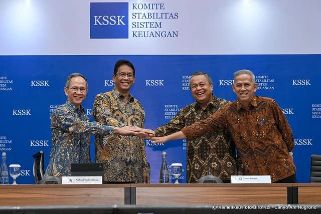 Purbaya Yudhi Sadewa, Finance Minister, joins three other financial leaders at a forum.