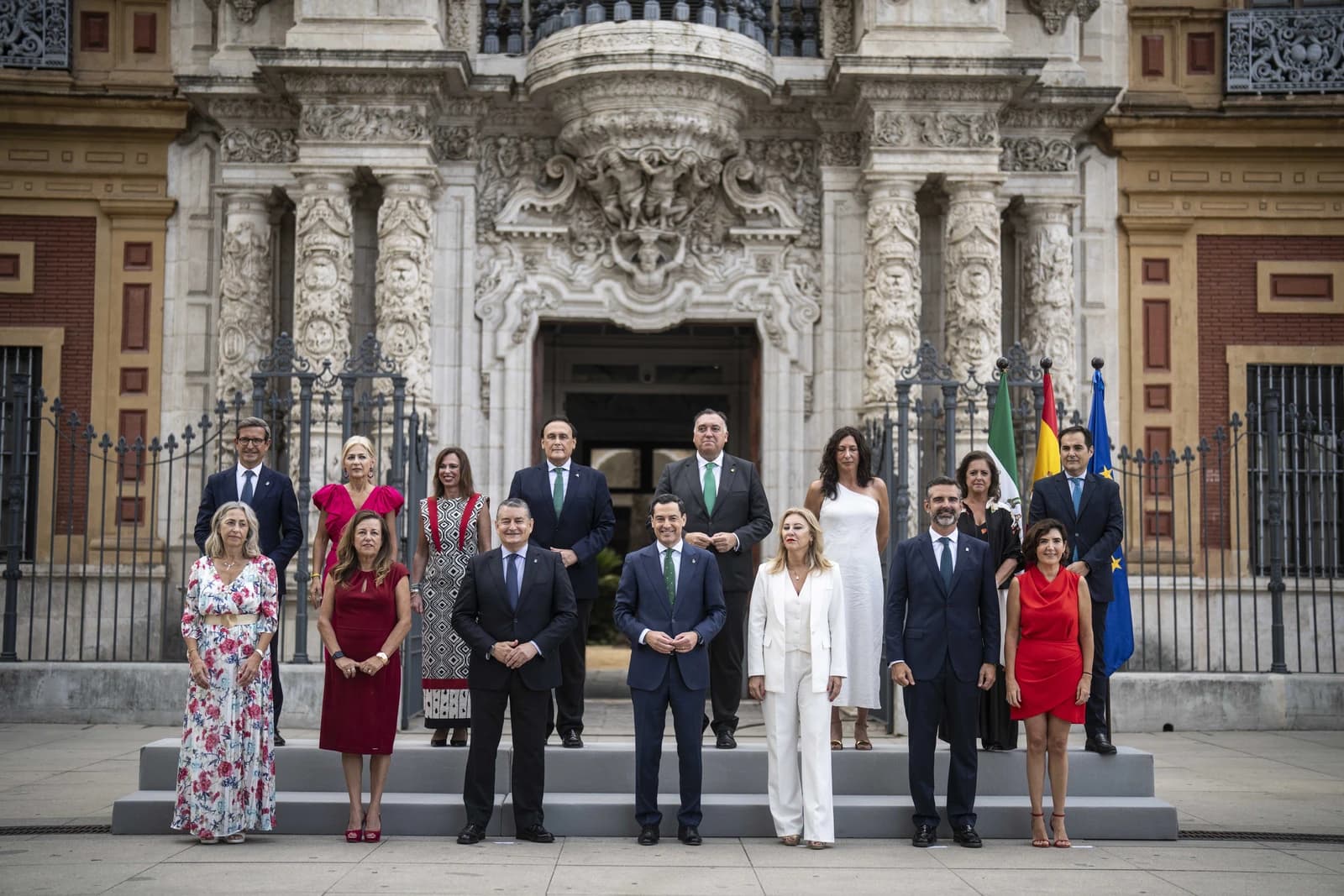 Andalusian government members pose for a group photo outside a historic building.