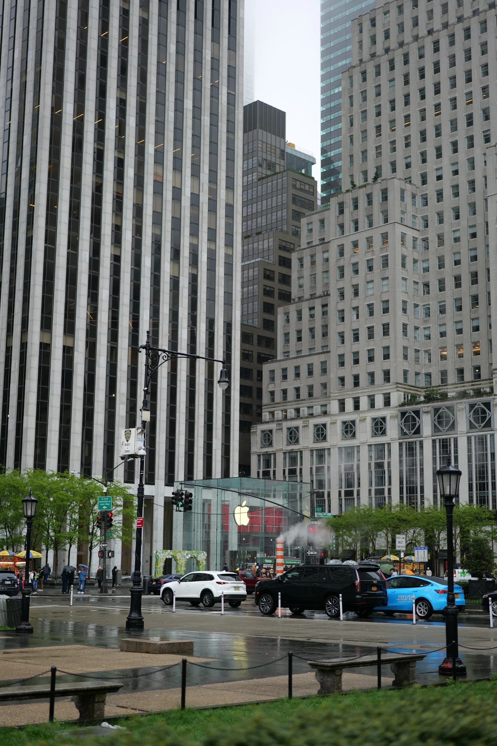 Apple Fifth Avenue store entrance with large glass cube and Apple logo visible.