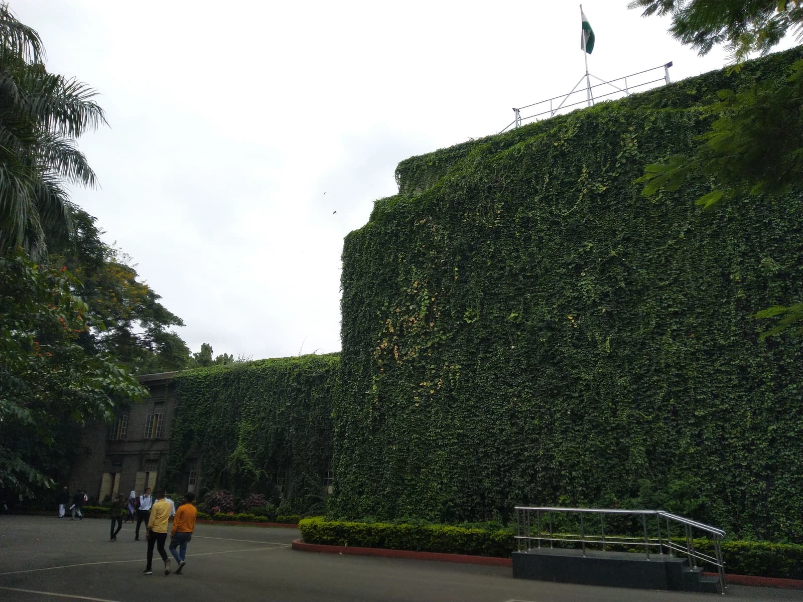 The main building of the District and Sessions Court in Pune, India.