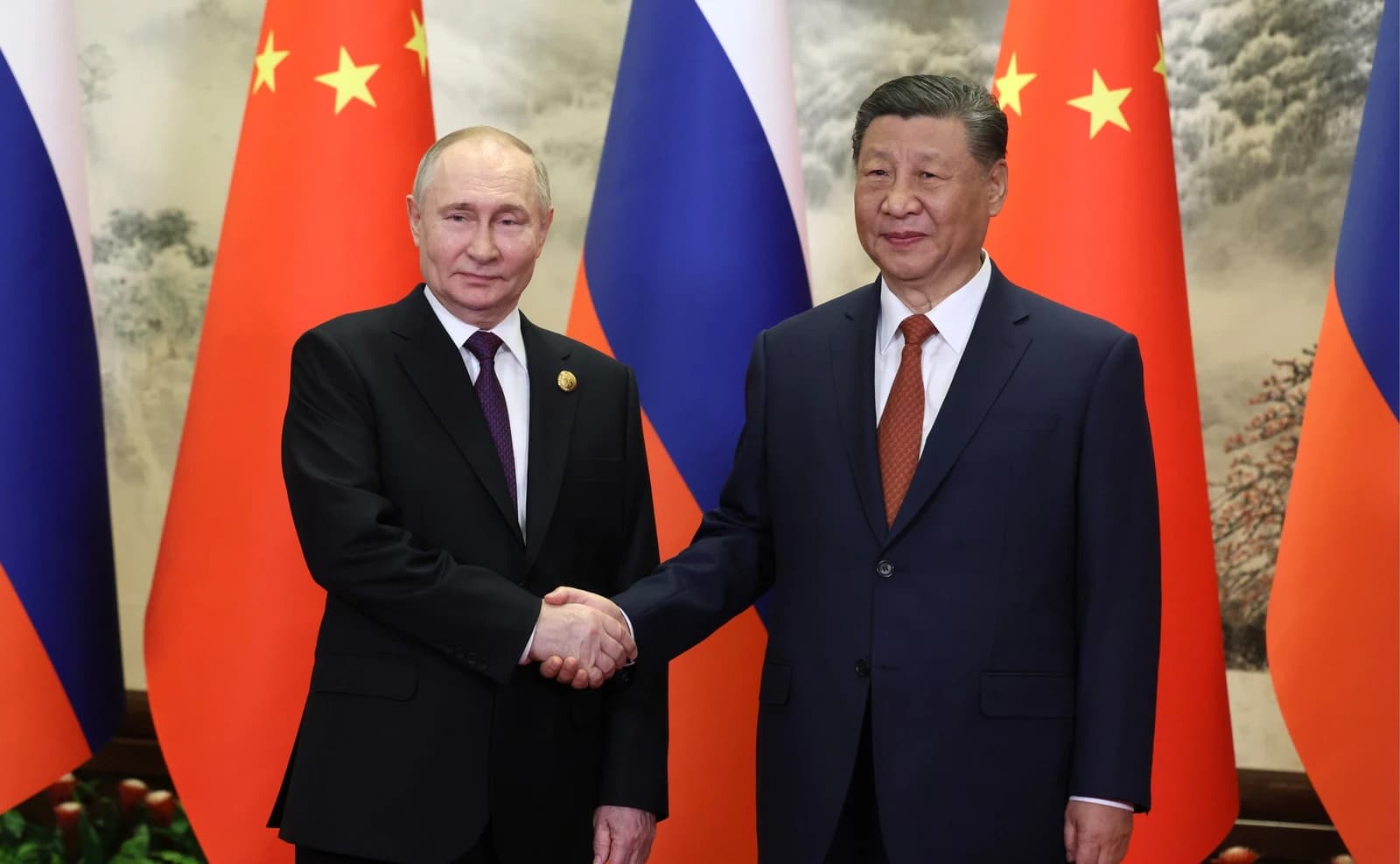 Russian President Vladimir Putin and Chinese President Xi Jinping shaking hands.