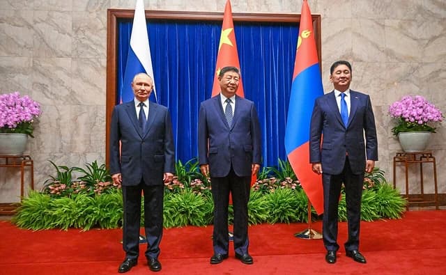 Xi Jinping, Vladimir Putin, and Ukhnaagiin Khürelsükh stand for a photograph.
