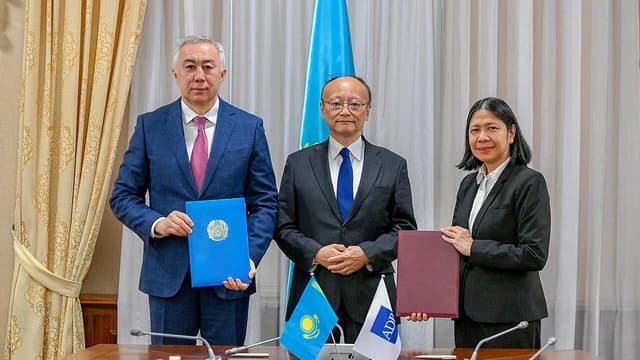 President Masato Kanda meets with Serik Jumangarin, Deputy Prime Minister–Minister of National Economy and ADB Governor for Kazakhstan.