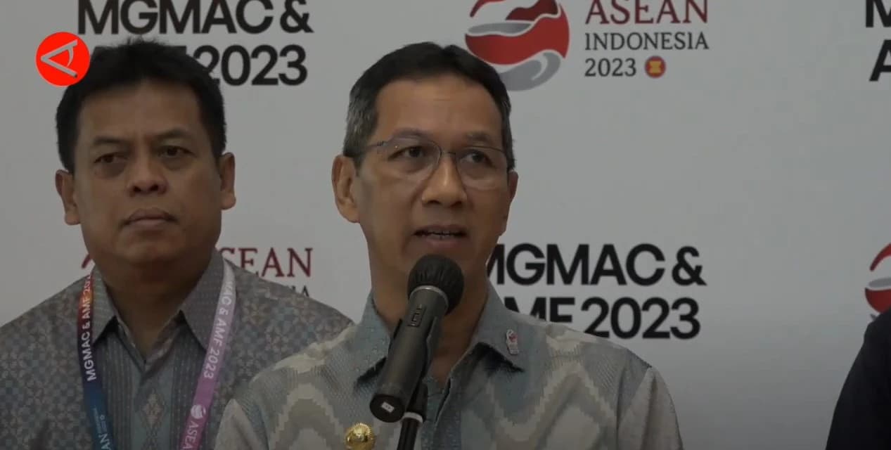 Heru Budi Hartono, Acting Governor of DKI Jakarta, speaks into a microphone.
