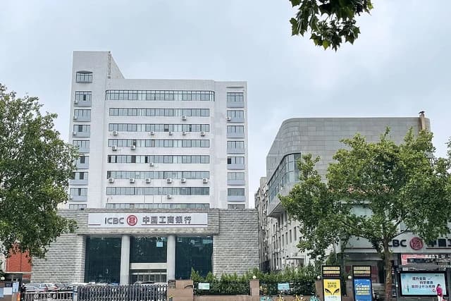 Exterior of the ICBC Zhengzhou Huayuan Lidu Branch building with Chinese characters.