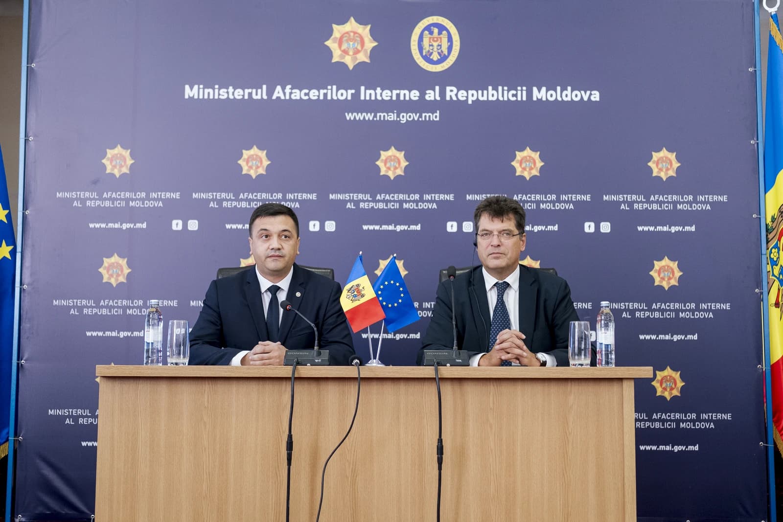 Adrian Efros, Minister of Internal Affairs, and Janez Lenarčič, European Commissioner, at a press conference.