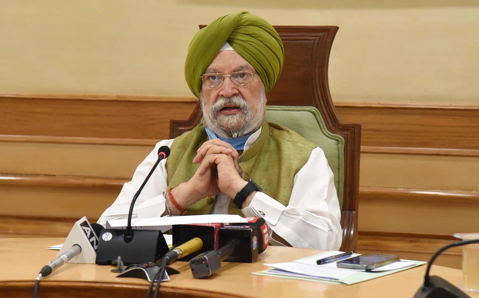 Shri Hardeep Singh Puri, Minister, speaking at a press conference.