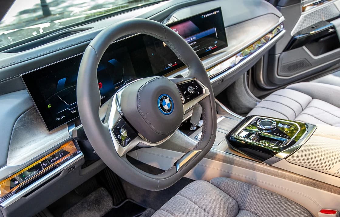 Interior of the BMW i7, highlighting the digital dashboard and multifunction steering wheel.