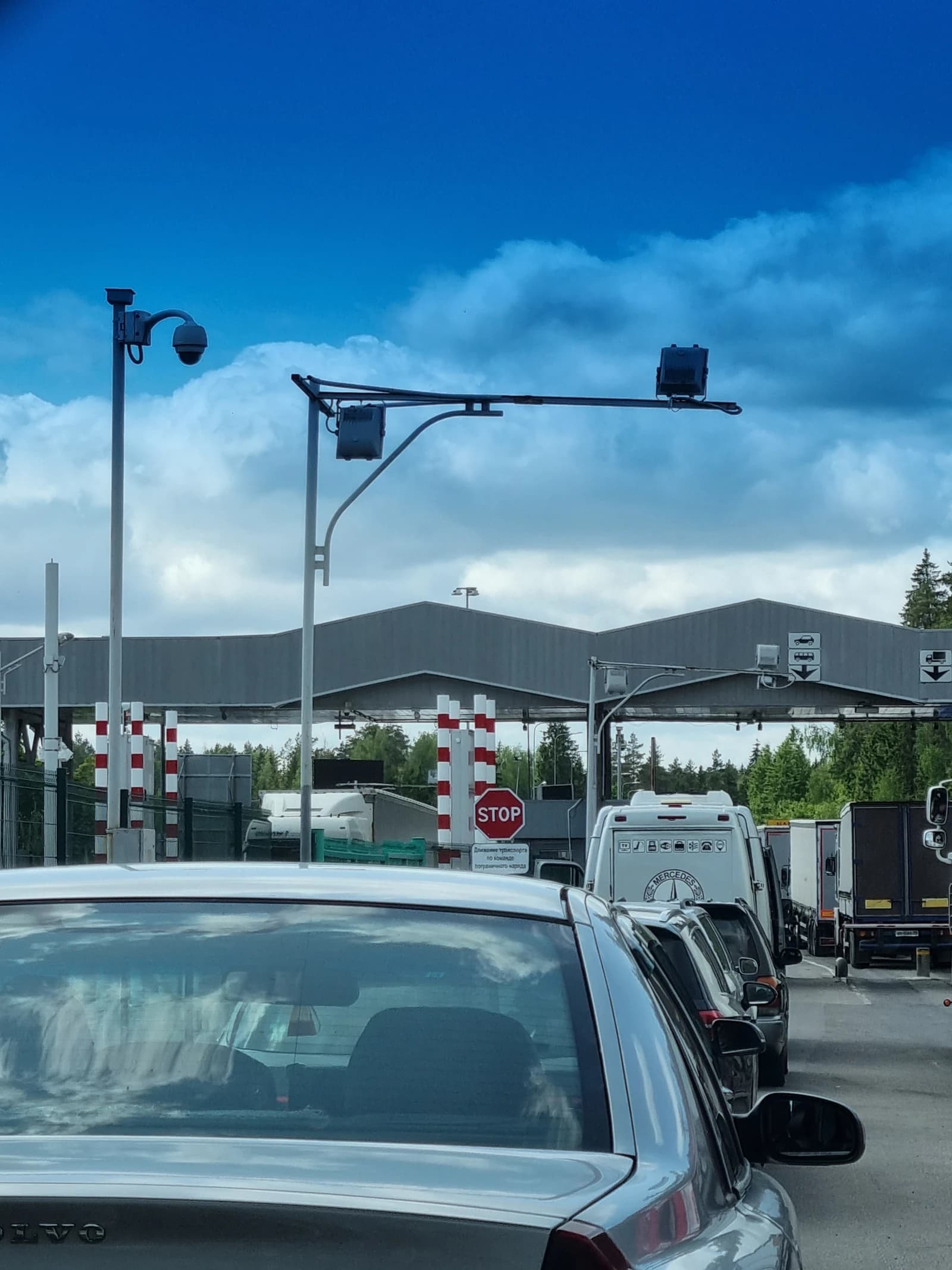 Cars and vans waiting in line at a border crossing between Belarus and Lithuania.